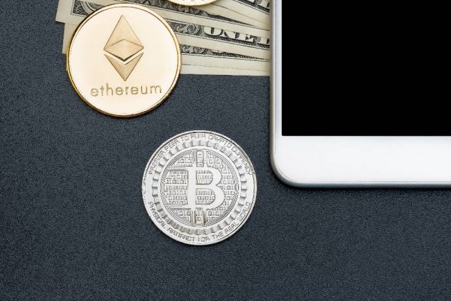 Top view crypto currency Silver Bitcoin,Ethereum and blank mobil Bitcoin und Ethereum