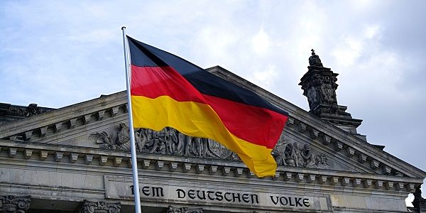 Besitzt Deutschland Bitcoin Deutsche Fahne vor dem Reichstag