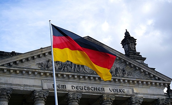 Besitzt Deutschland Bitcoin Deutsche Fahne vor dem Reichstag