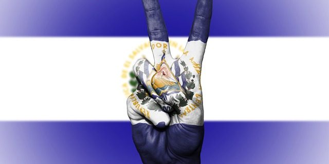 El Salvador plant Bitcoin-City Freedom Handzeichen und Flagge von El Salvador