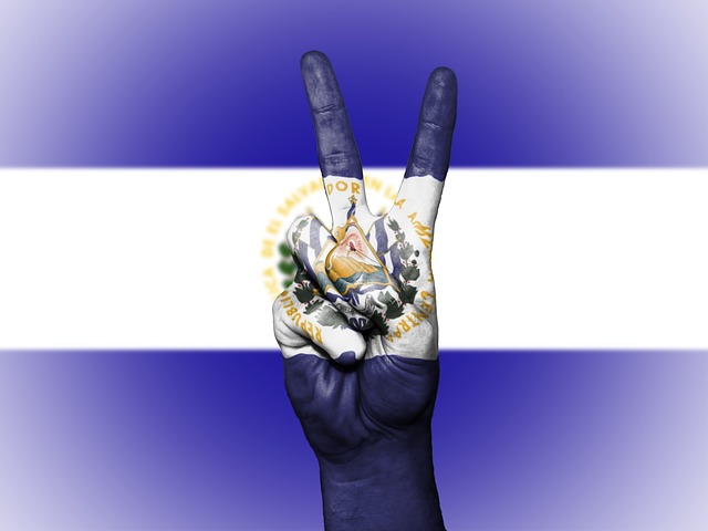 El Salvador plant Bitcoin-City Freedom Handzeichen und Flagge von El Salvador