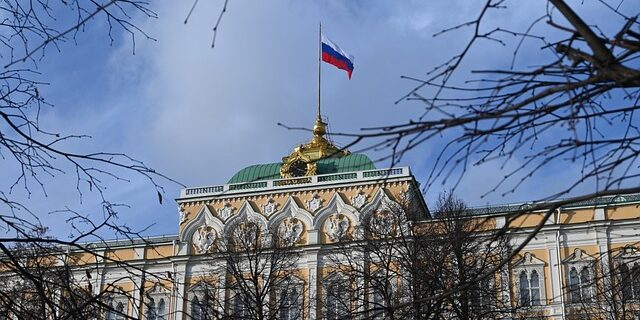 Russland und Bitcoin Russische Fahne auf Palast